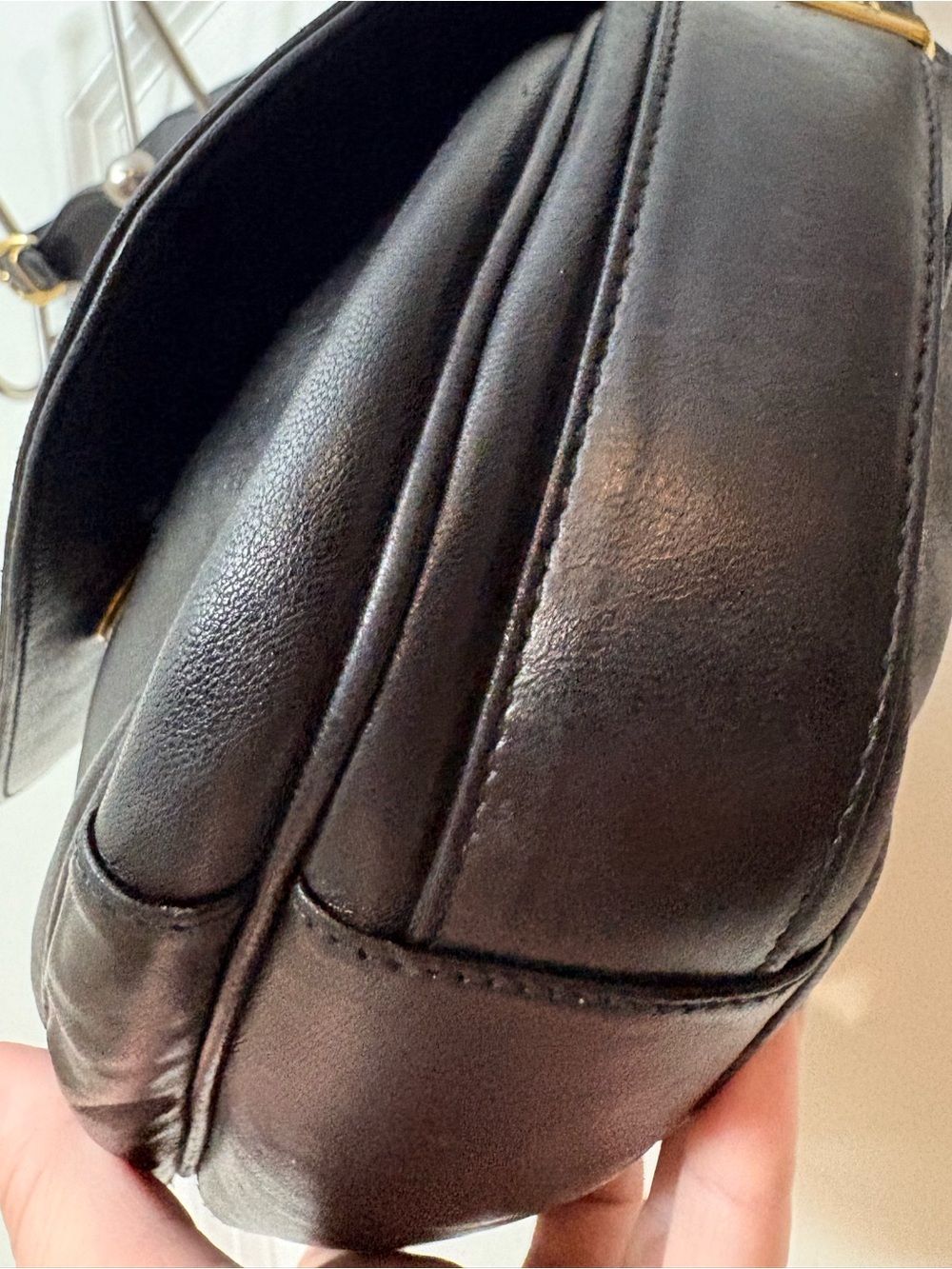 Vintage 1970s Gucci Black Leather Scoop Flap Crossbody Bag 001-113-0195 - Picture 7 of 16